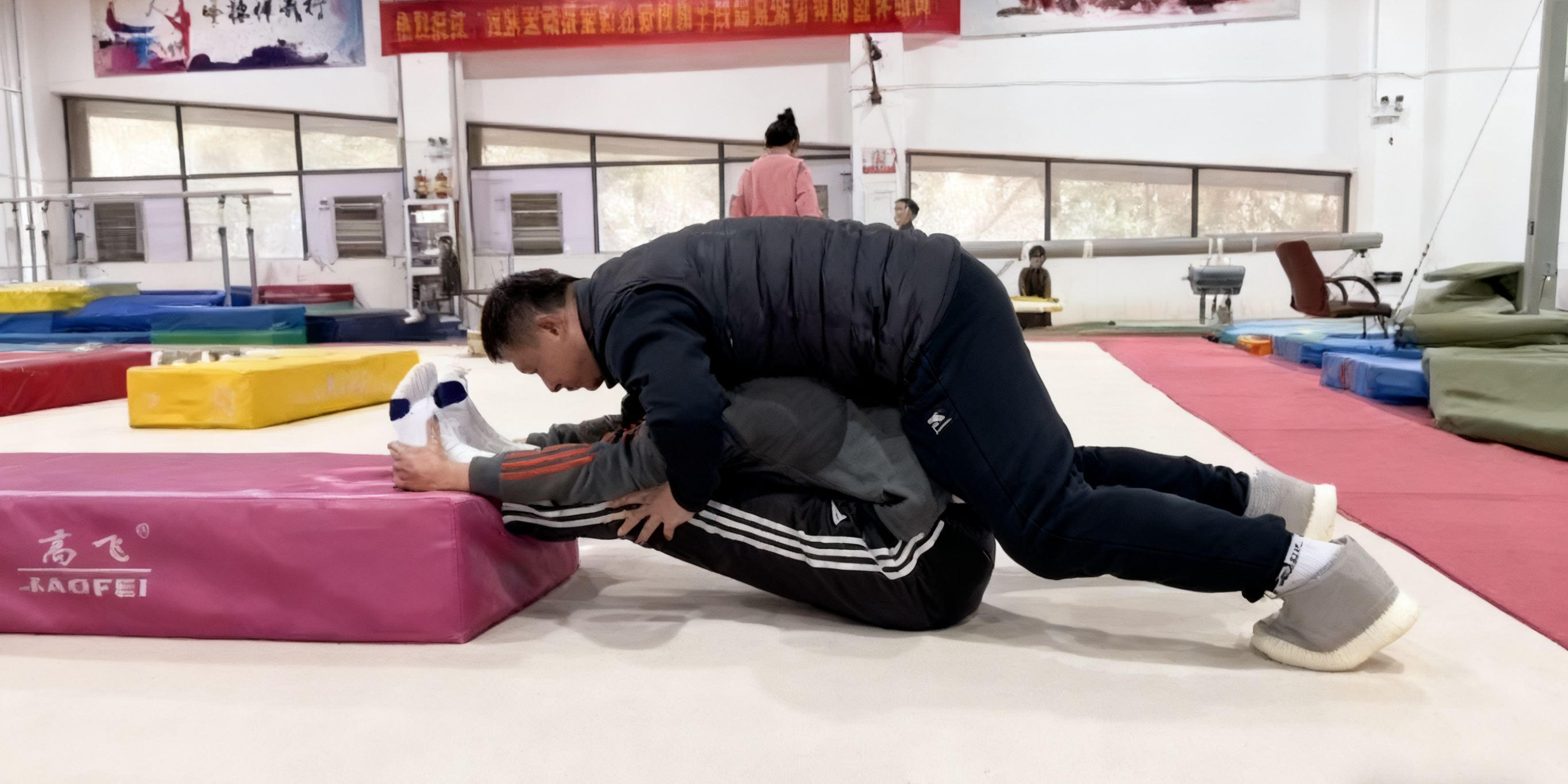 体前屈 “死磕” 日记：今天教练压腿时，我差点把牙咬碎（但最终满分了！）