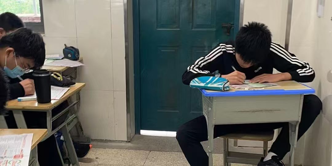 走廊上的“旁听生”：我的初中，靠听力“追”课堂